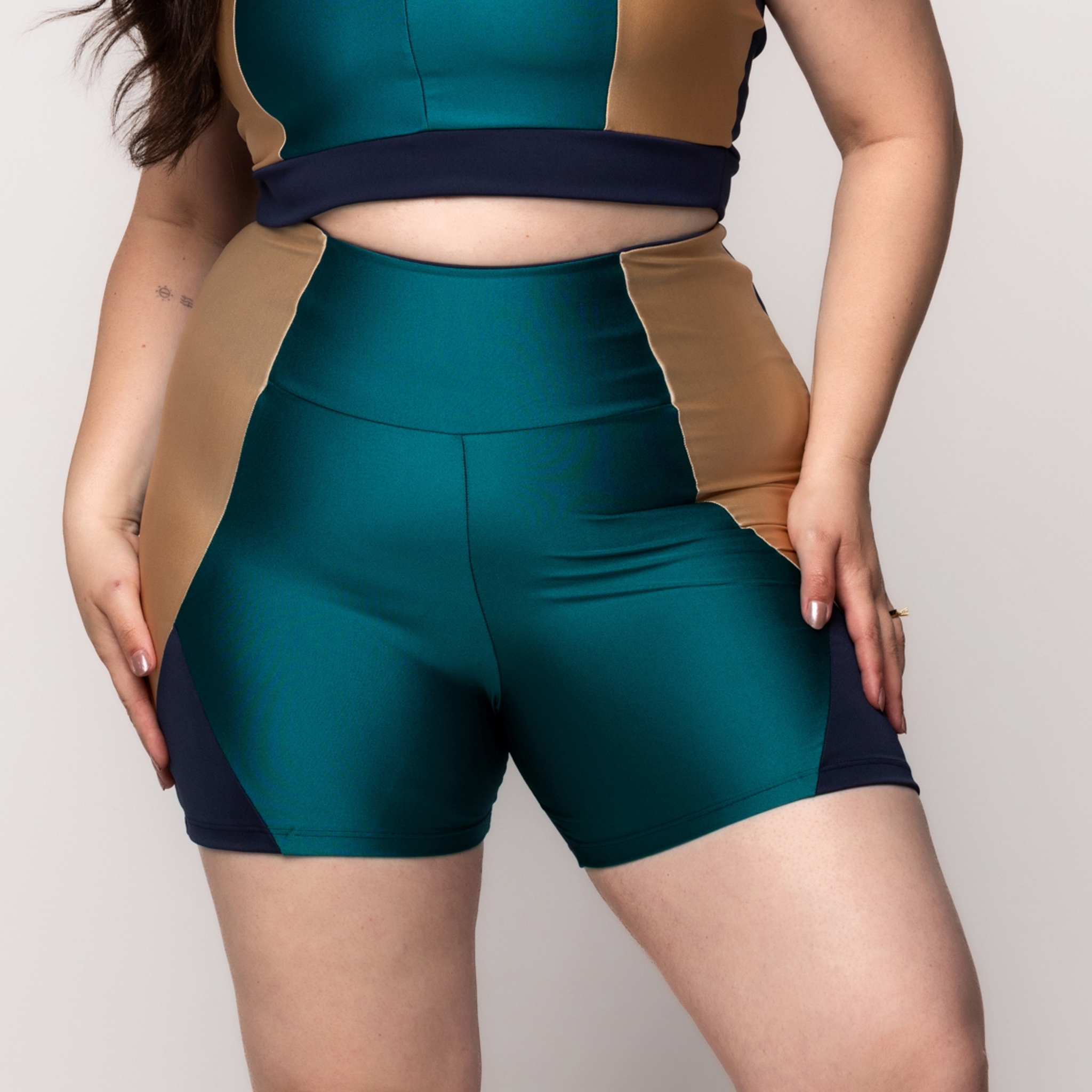 Bermuda Fitness Brilhosa Plus Size - Azul 46 Bermuda Fitness Brilhosa Plus Size - Azul 46