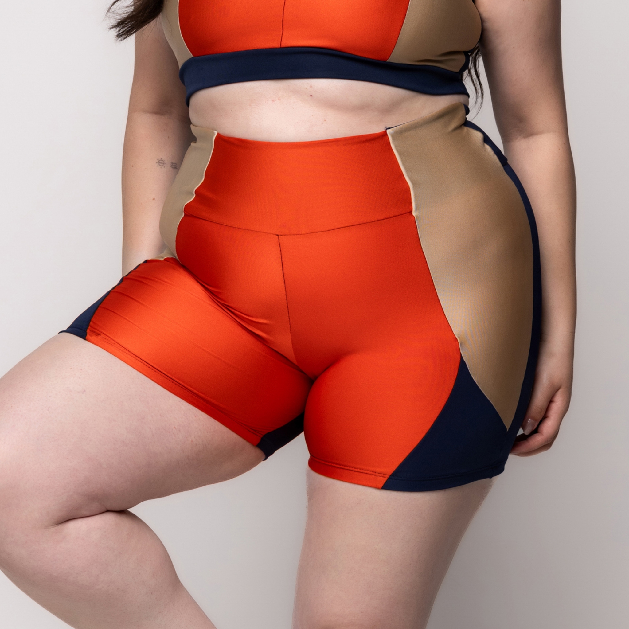 Bermuda Fitness Brilhosa Plus Size