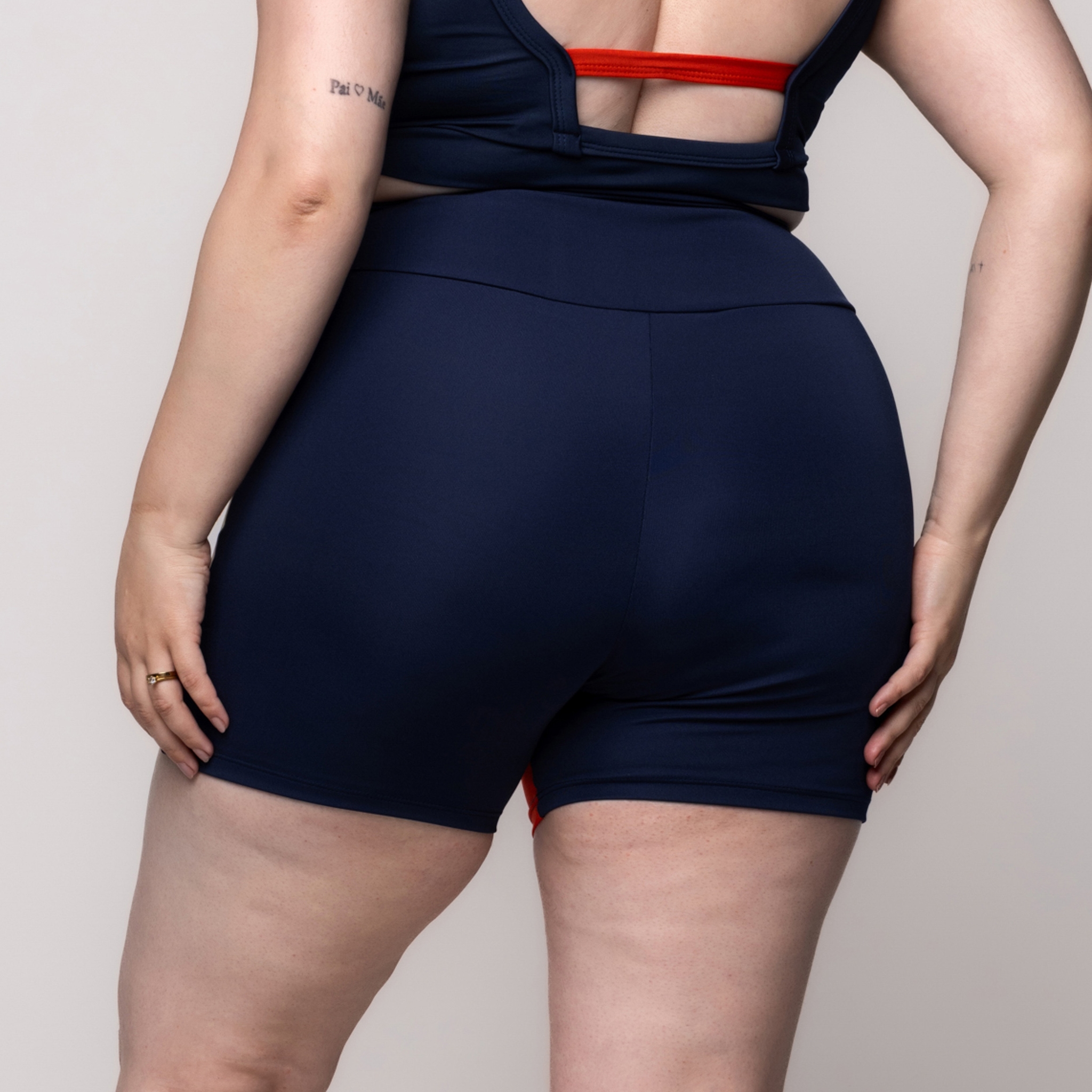 Bermuda Fitness Brilhosa Plus Size