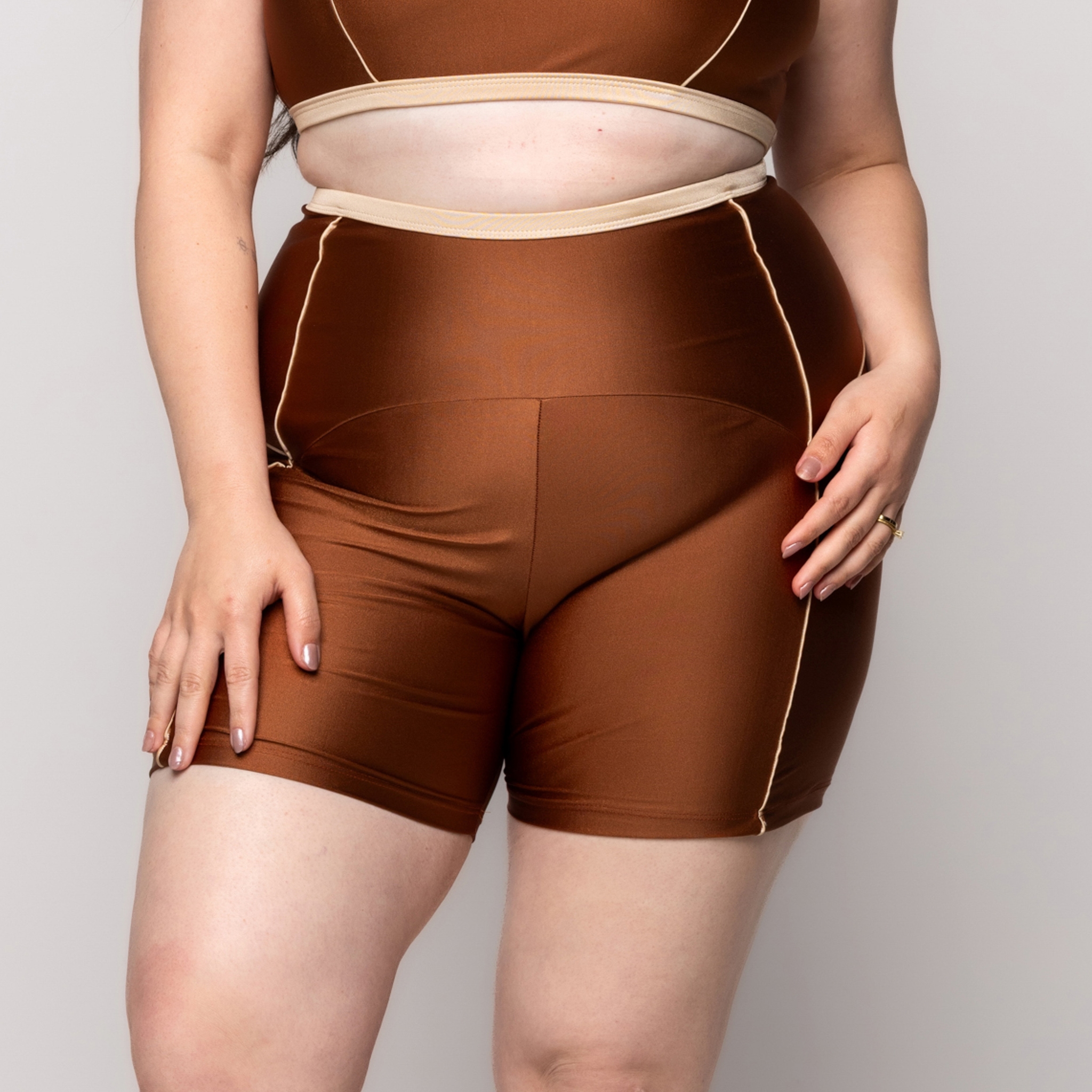 Bermuda Brilhosa Fitness Plus Size - Marrom 46 Bermuda Brilhosa Fitness Plus Size - Marrom 46