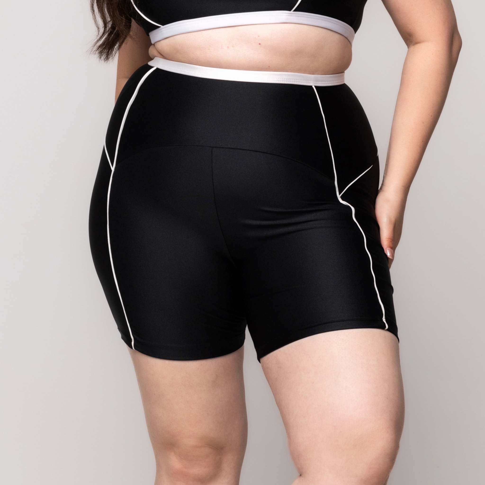 Bermuda Brilhosa Fitness Plus Size - Preto 46 Bermuda Brilhosa Fitness Plus Size - Preto 46
