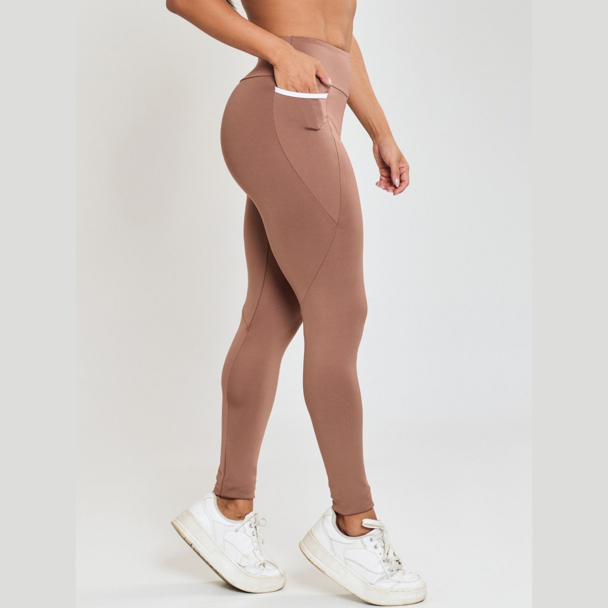 Calça Legging com Bolso Fitness Feminina Zero Transparência - Marrom G Calça Legging com Bolso Fitness Feminina Zero Transparência - Marrom G