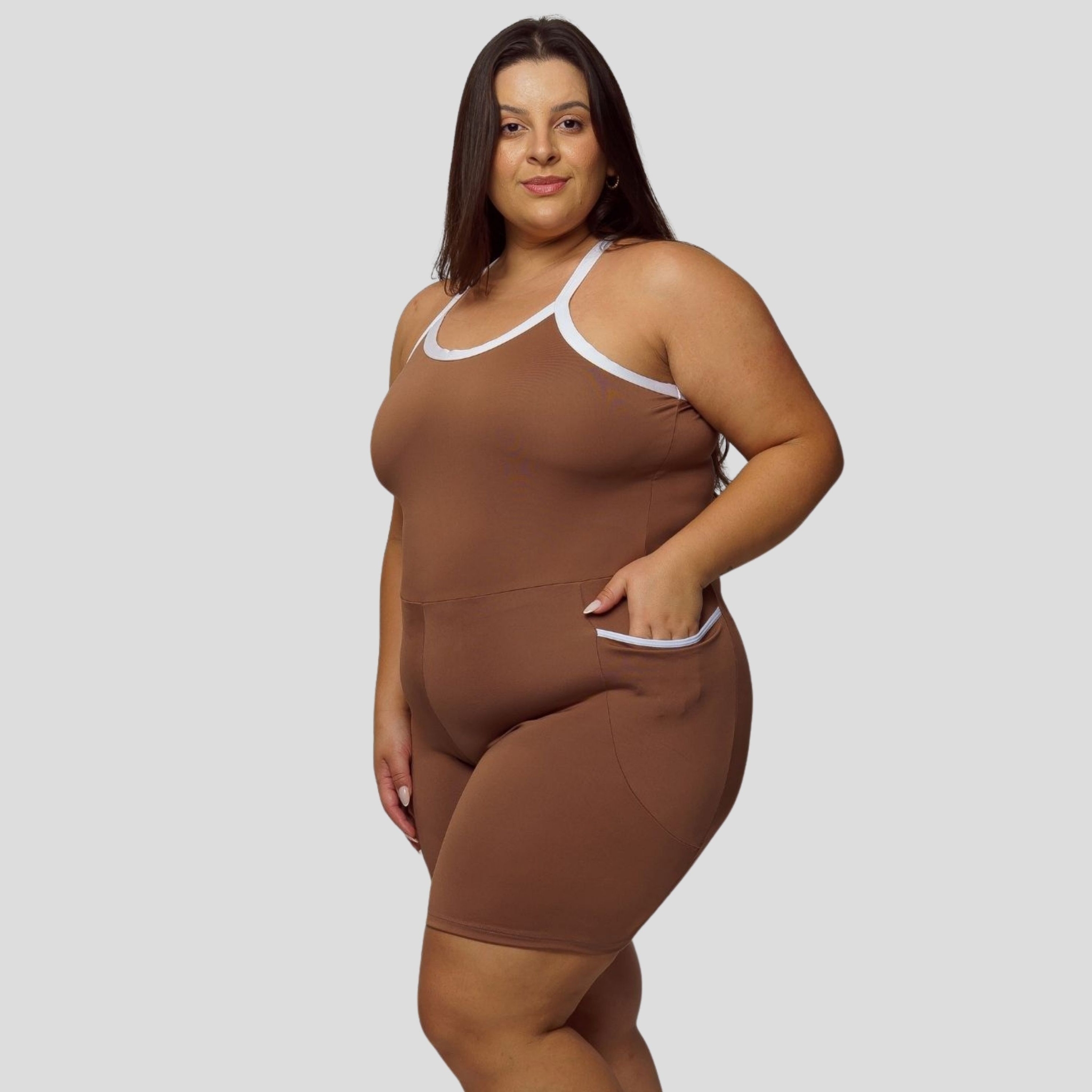 Macaquinho Fitness Com Bolso Plus Size Feminino - Marrom 46 Macaquinho Fitness Com Bolso Plus Size Feminino - Marrom 46