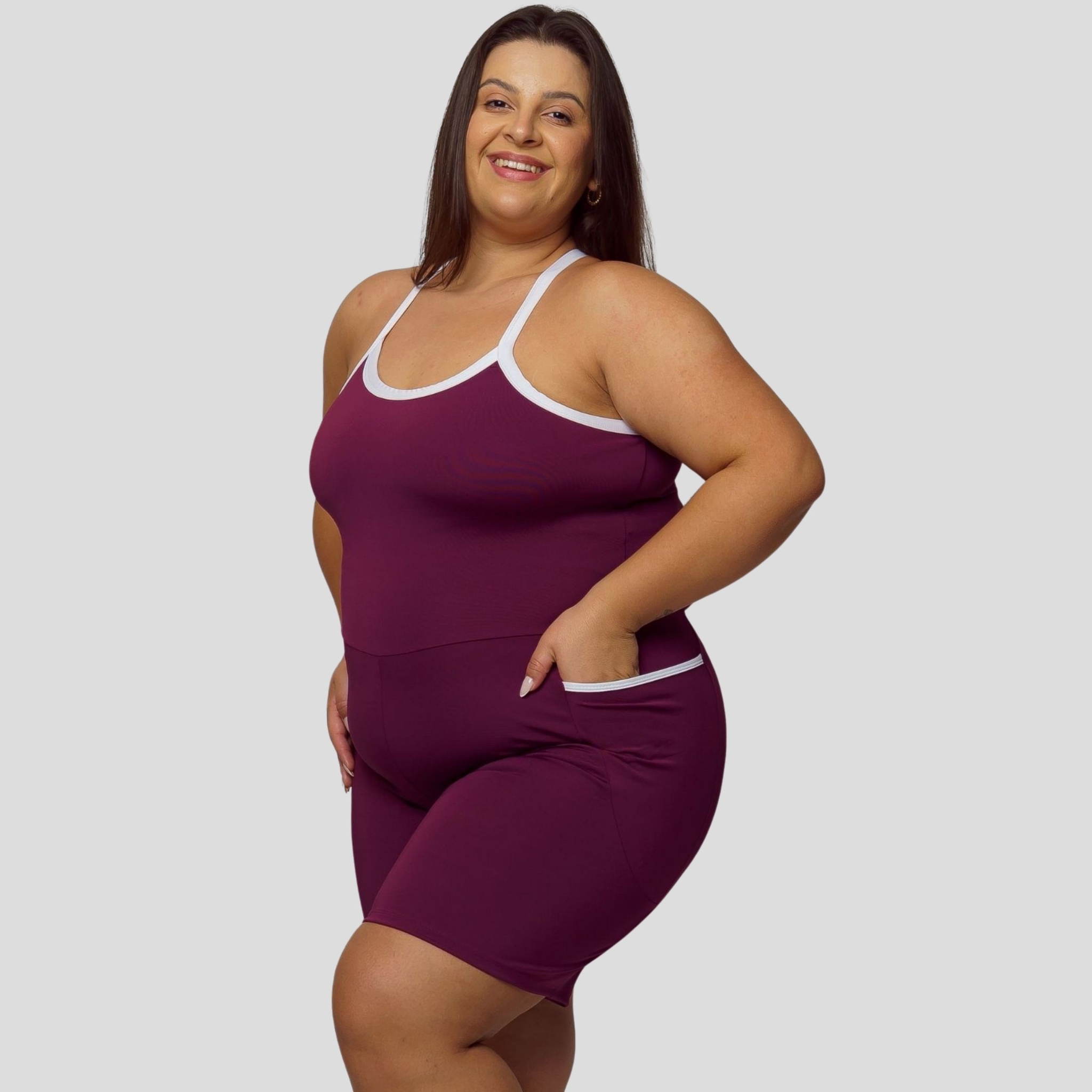 Macaquinho Fitness Com Bolso Plus Size Feminino - Vinho 46 Macaquinho Fitness Com Bolso Plus Size Feminino - Vinho 46