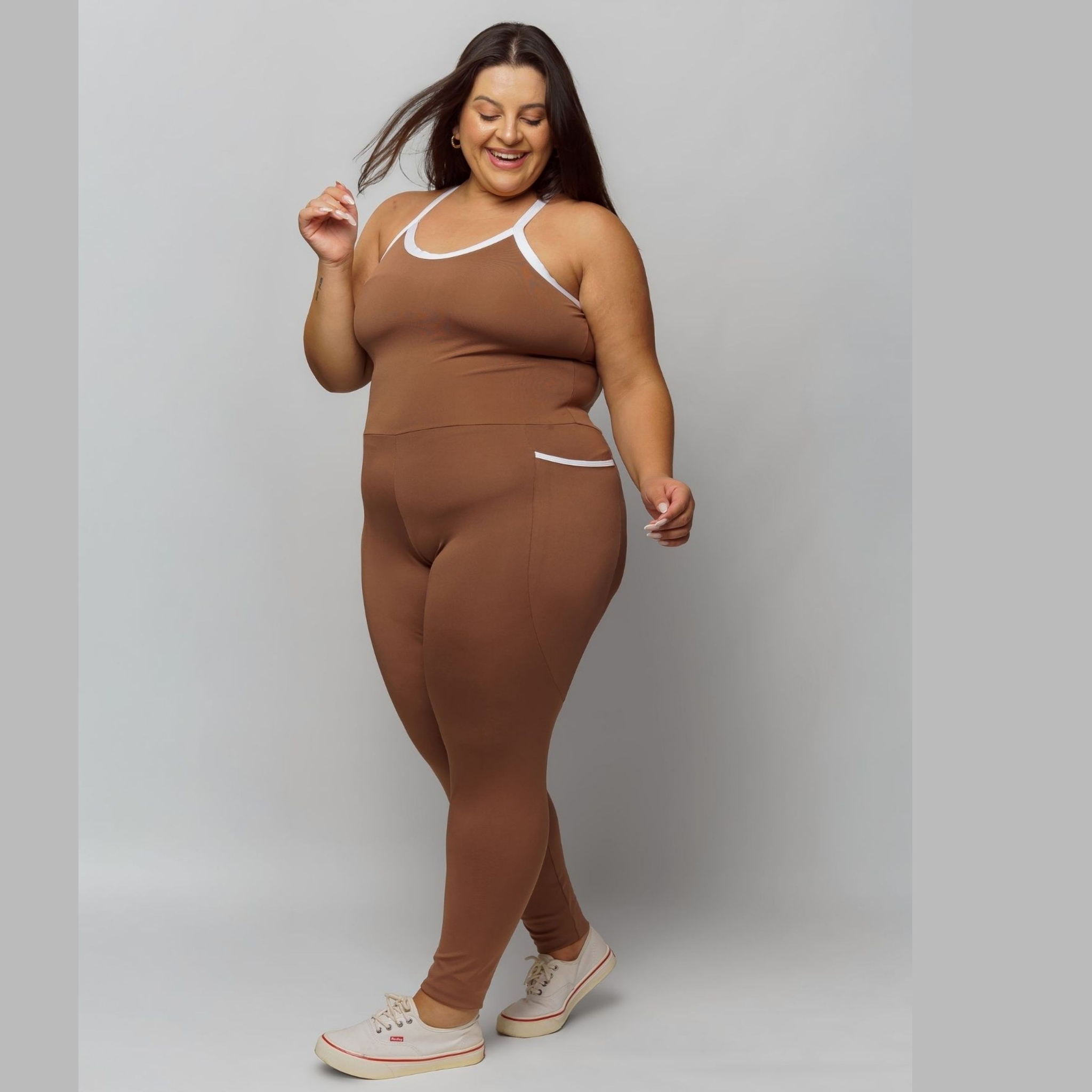 Macacão Fitness Com Bolso Plus Size Feminino Zero Transparência - Marrom 46 Macacão Fitness Com Bolso Plus Size Feminino Zero Transparência - Marrom 46