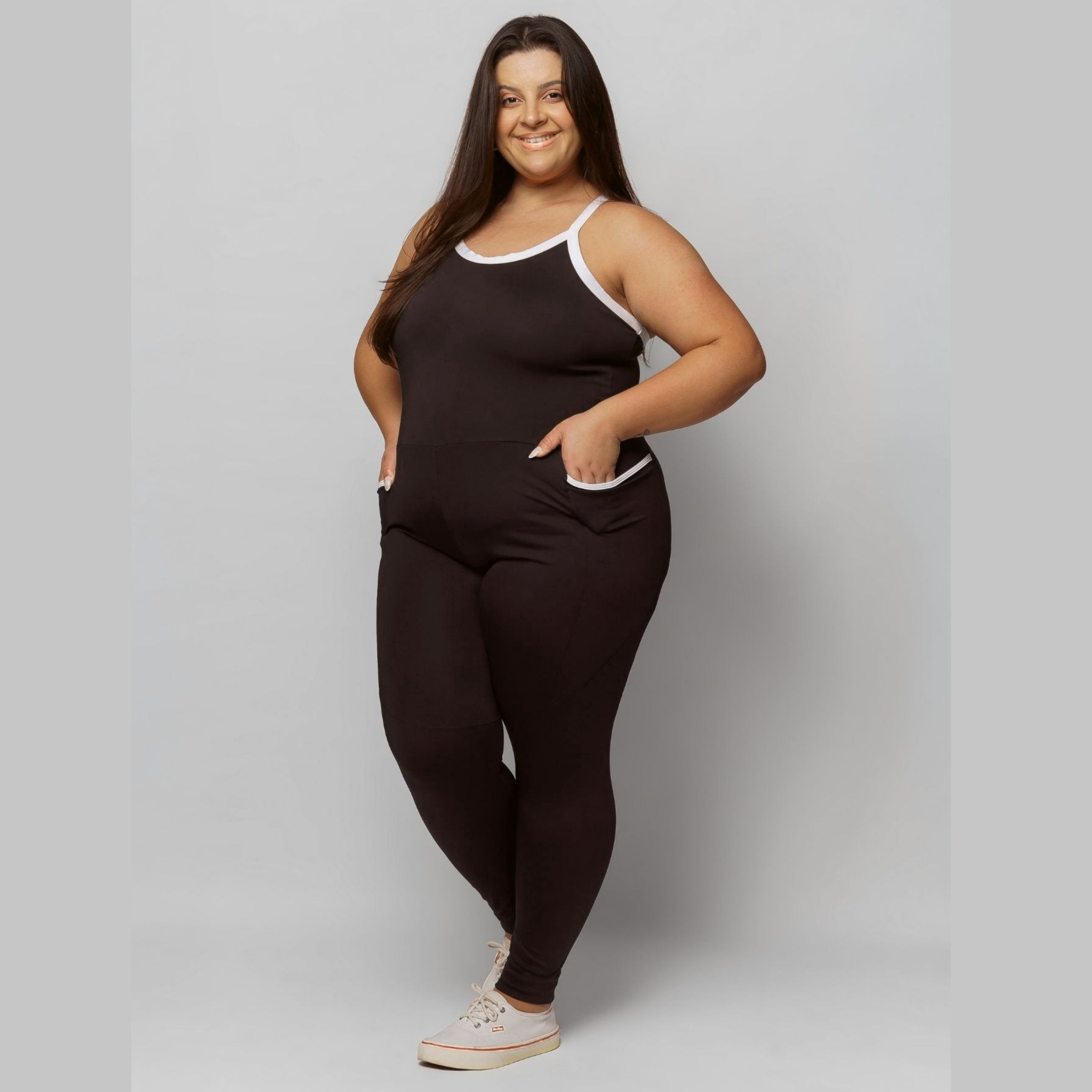 Macacão Fitness Com Bolso Plus Size Feminino Zero Transparência - Preto 46 Macacão Fitness Com Bolso Plus Size Feminino Zero Transparência - Preto 46