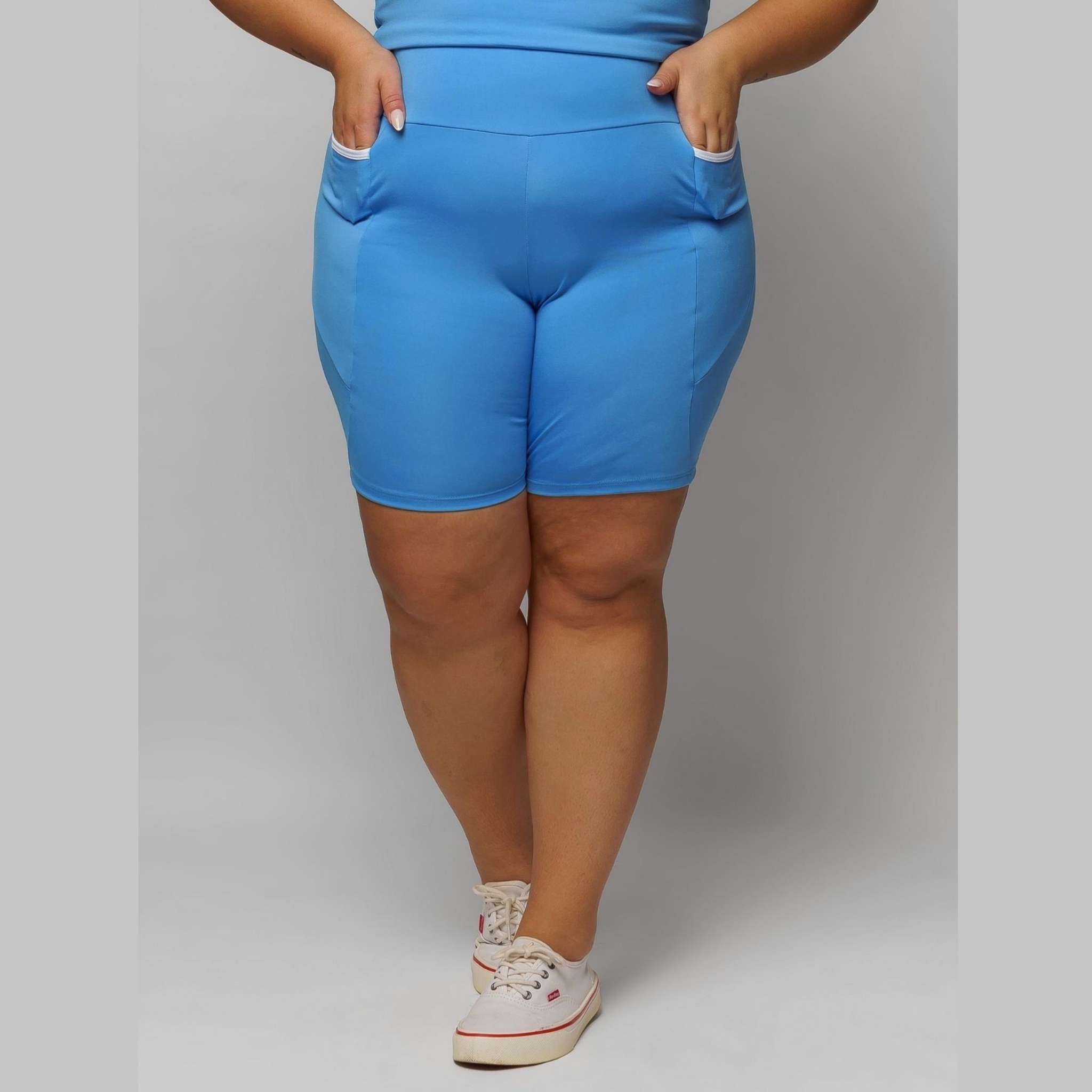 Bermuda com Bolso Plus Size Feminina Zero Transparência - Azul 46 Bermuda com Bolso Plus Size Feminina Zero Transparência - Azul 46