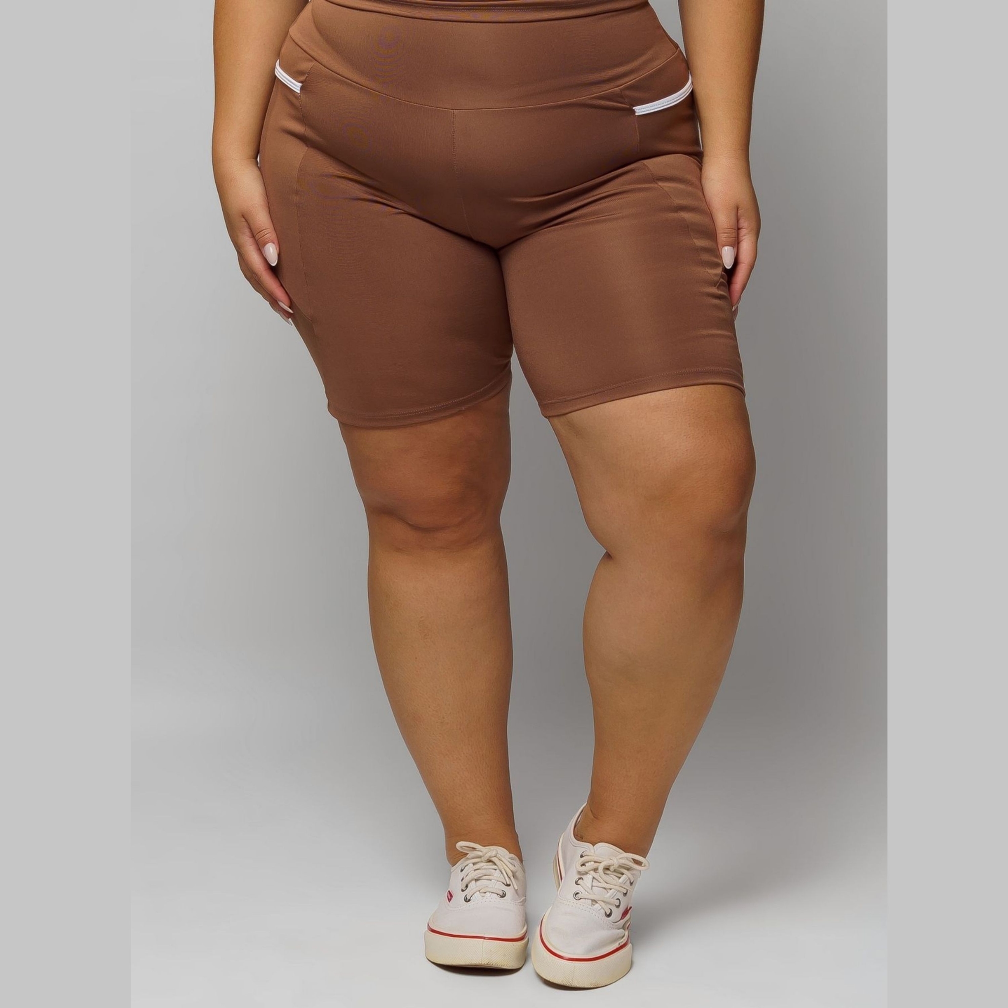 Bermuda com Bolso Plus Size Feminina Zero Transparência - Marrom 46 Bermuda com Bolso Plus Size Feminina Zero Transparência - Marrom 46