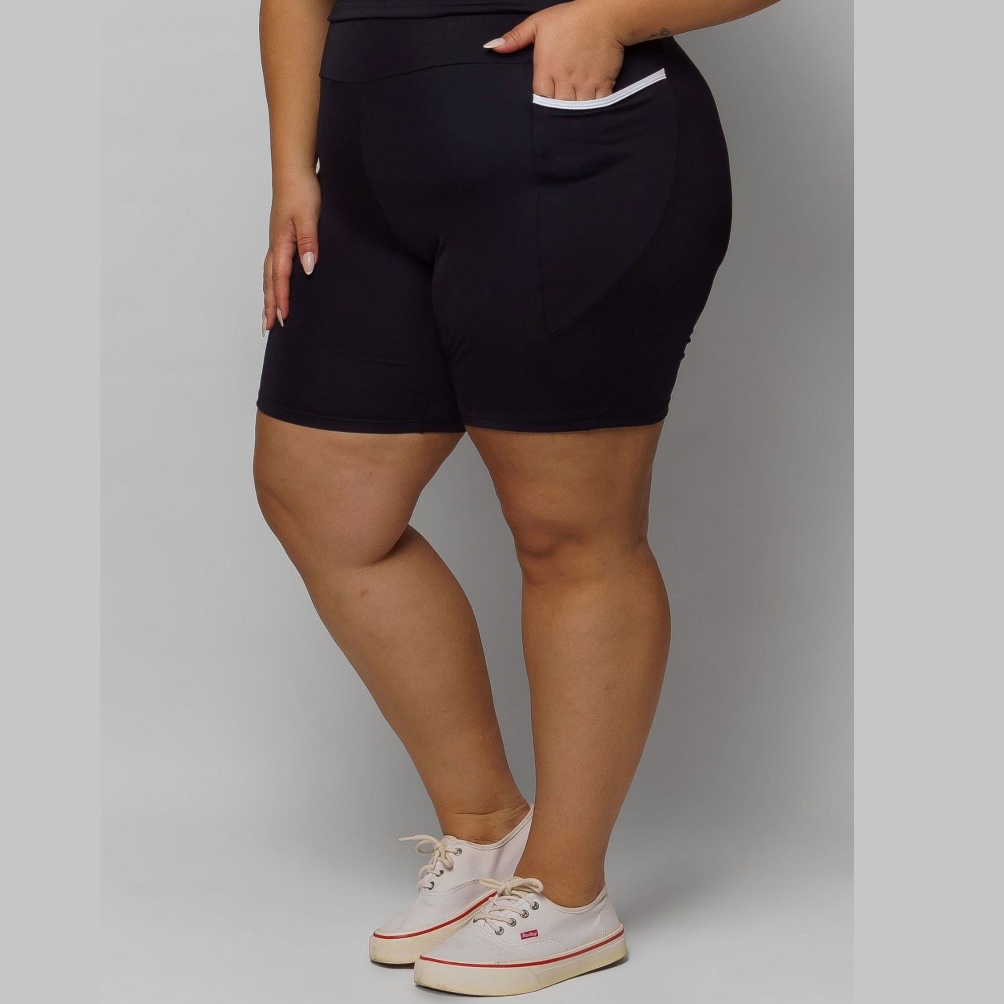 Bermuda com Bolso Plus Size Feminina Zero Transparência - Preto 46 Bermuda com Bolso Plus Size Feminina Zero Transparência - Preto 46