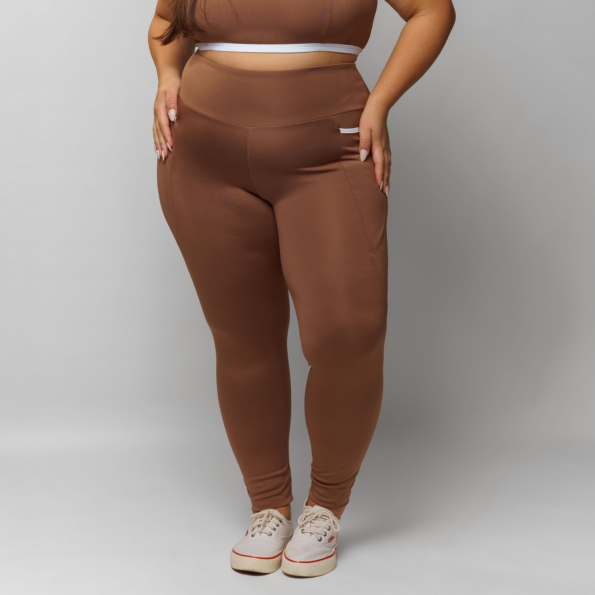 Calça Legging com Bolso Plus Size Feminina Zero Transparência - Marrom 46 Calça Legging com Bolso Plus Size Feminina Zero Transparência - Marrom 46