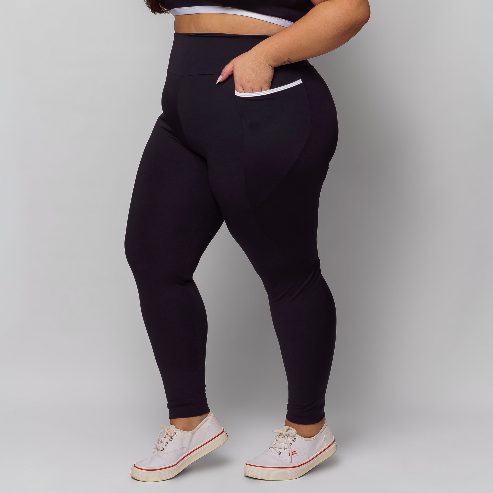Calça Legging com Bolso Plus Size Feminina Zero Transparência - Preto 46 Calça Legging com Bolso Plus Size Feminina Zero Transparência - Preto 46