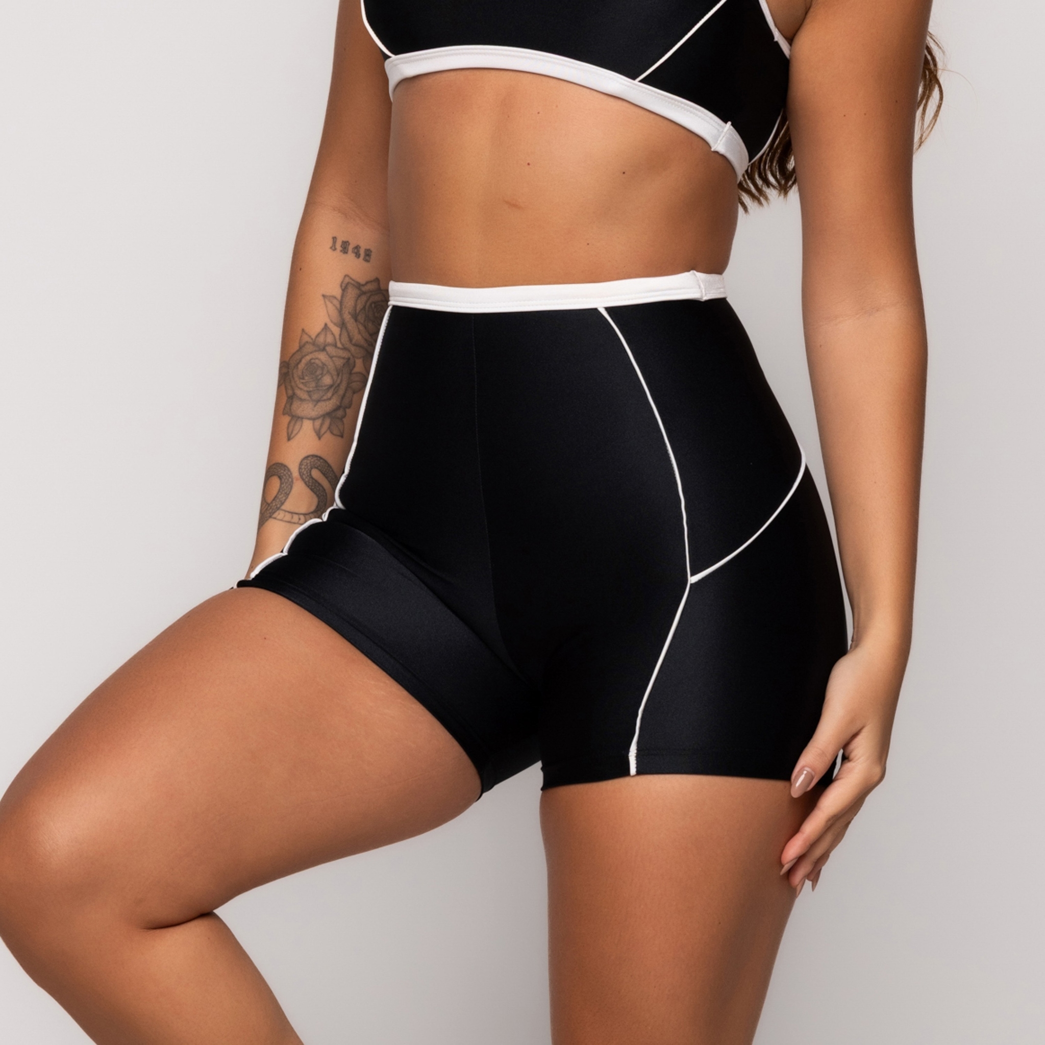 Bermuda Fitness Brilhosa - Preto P Bermuda Fitness Brilhosa - Preto P