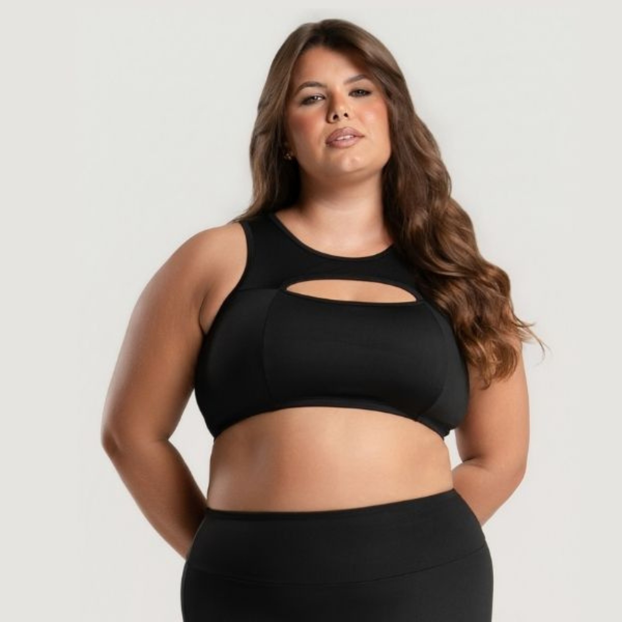 Top Fitness Cropped Plus Size com Recorte Frontal - Preto 46 Top Fitness Cropped Plus Size com Recorte Frontal - Preto 46